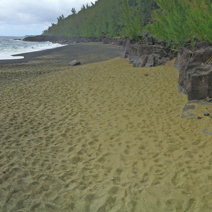 Détour par le Sud sauvage à la plage de sable noir du Tremblet