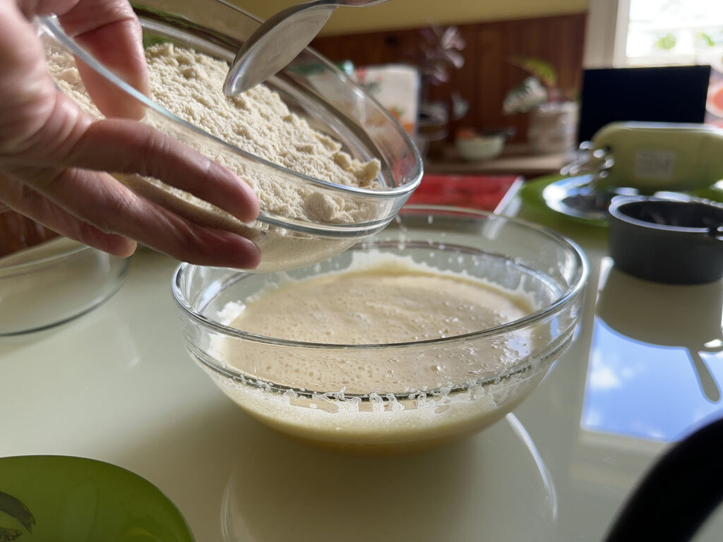 Poudre d'amandes versée dans un saladier de préparation pour gâteau fondant aux amandes