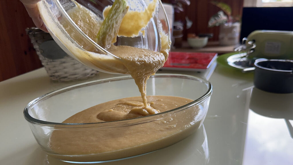 Pâte aux amandes versée d'un saladier dans un moule ovale en verre